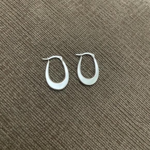 Sterling silver oval hoop earrings - Picture 5 of 6